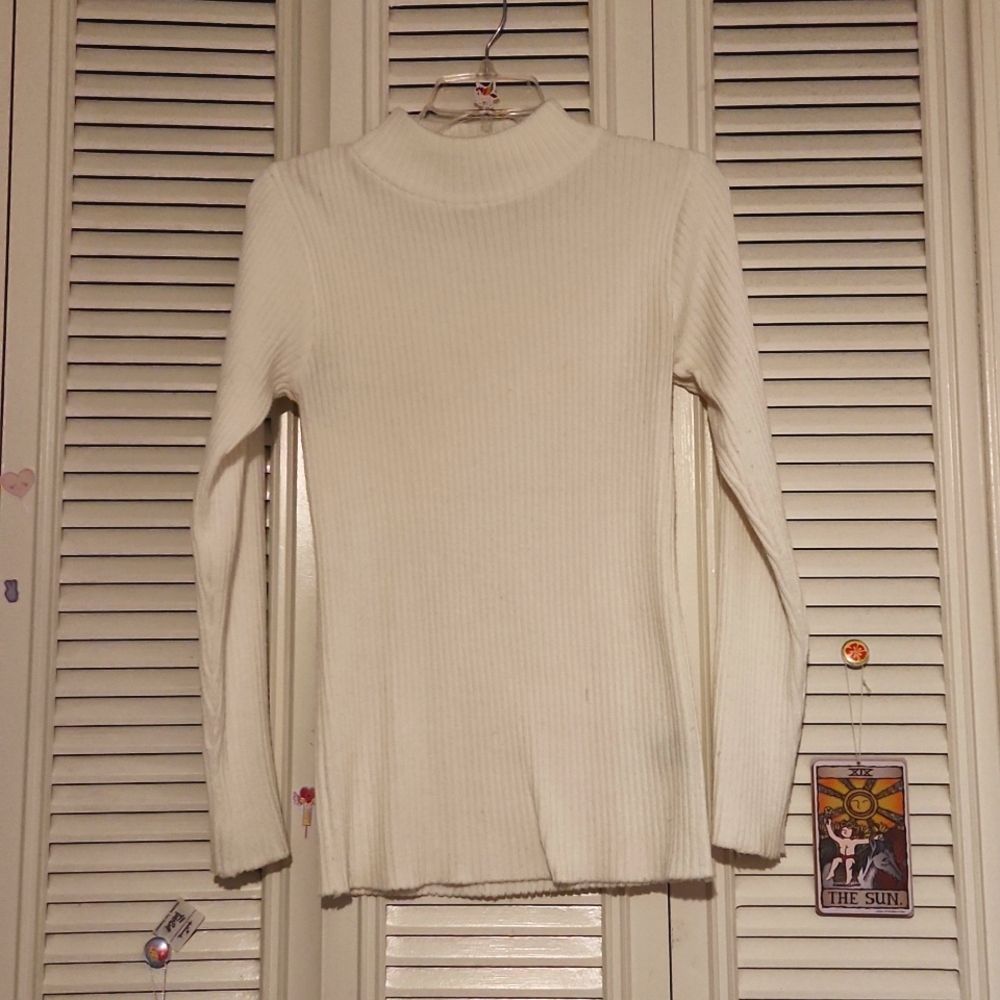 Motive 🍒 White Sweater